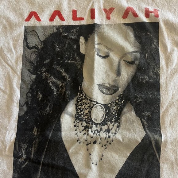 Aaliyah Official Brand Red Spell Out "Aaliyah" Graphic T Shirt Adult XL X-Large - Picture 1 of 4